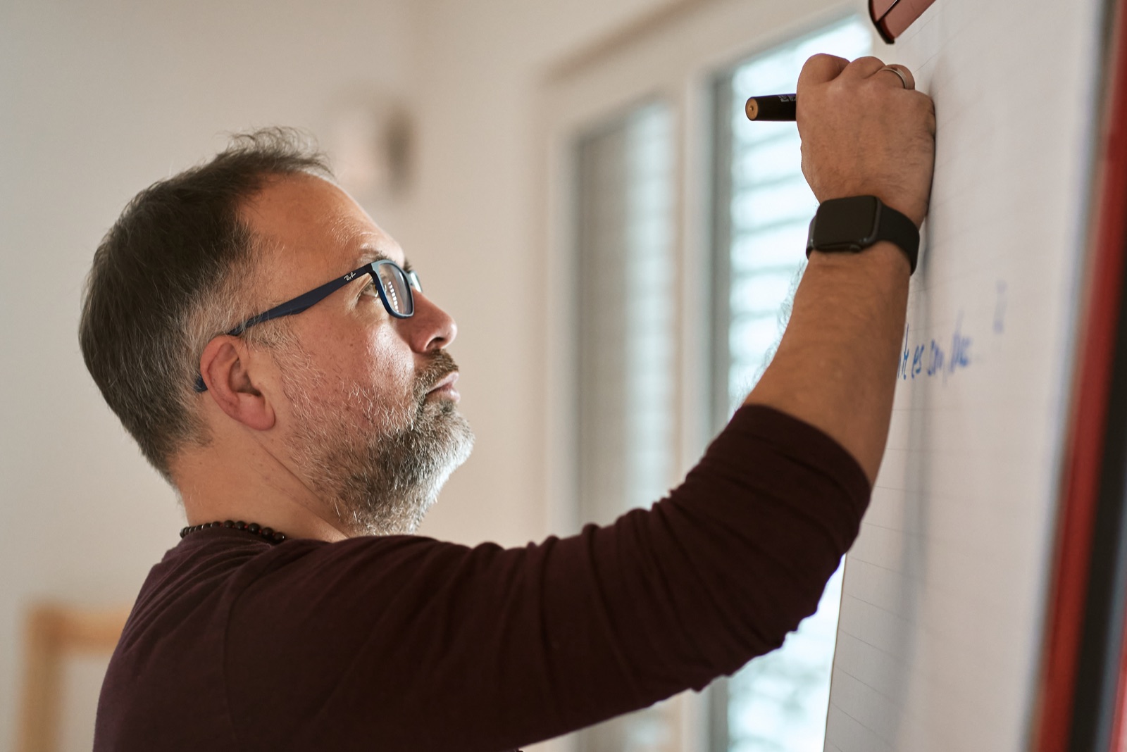 Christian Holzhausen bei der Arbeit am Flipchart